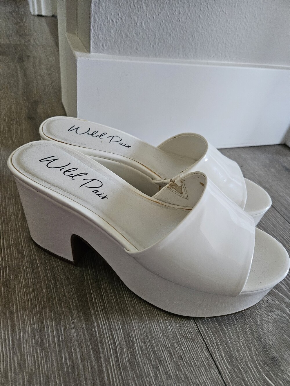 WILD PAIR Glossy White Platform Slide Heels - Picture 2 of 6